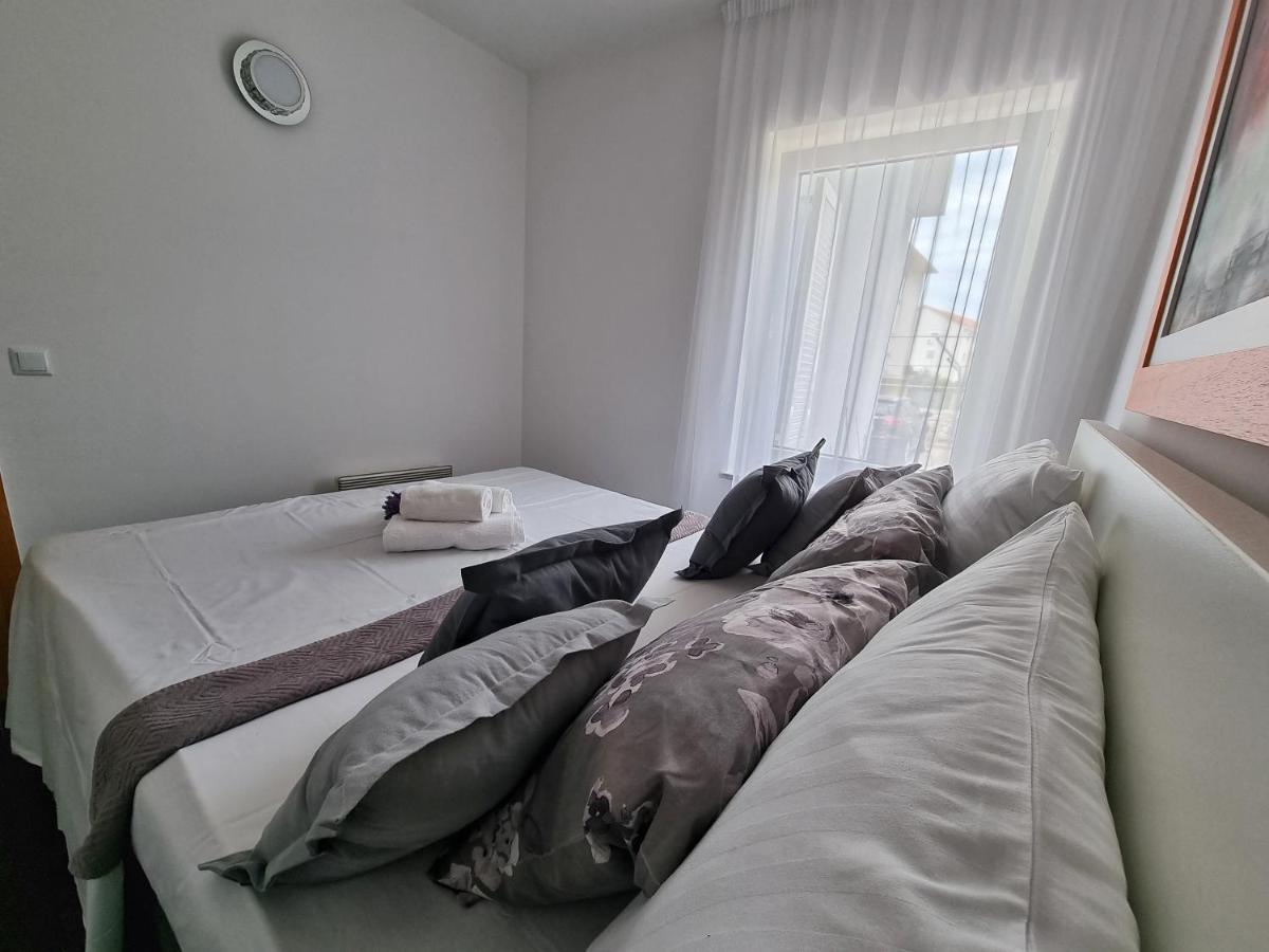 Deluxe Novalja Apartment Екстериор снимка